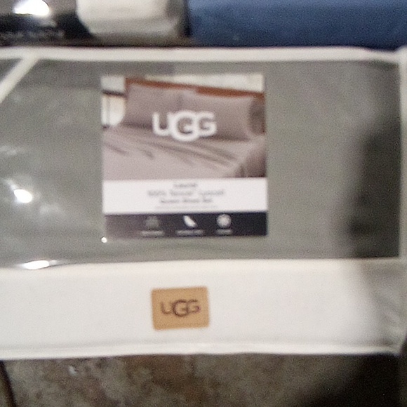 variety of sheet sets. - Picture 2 of 5